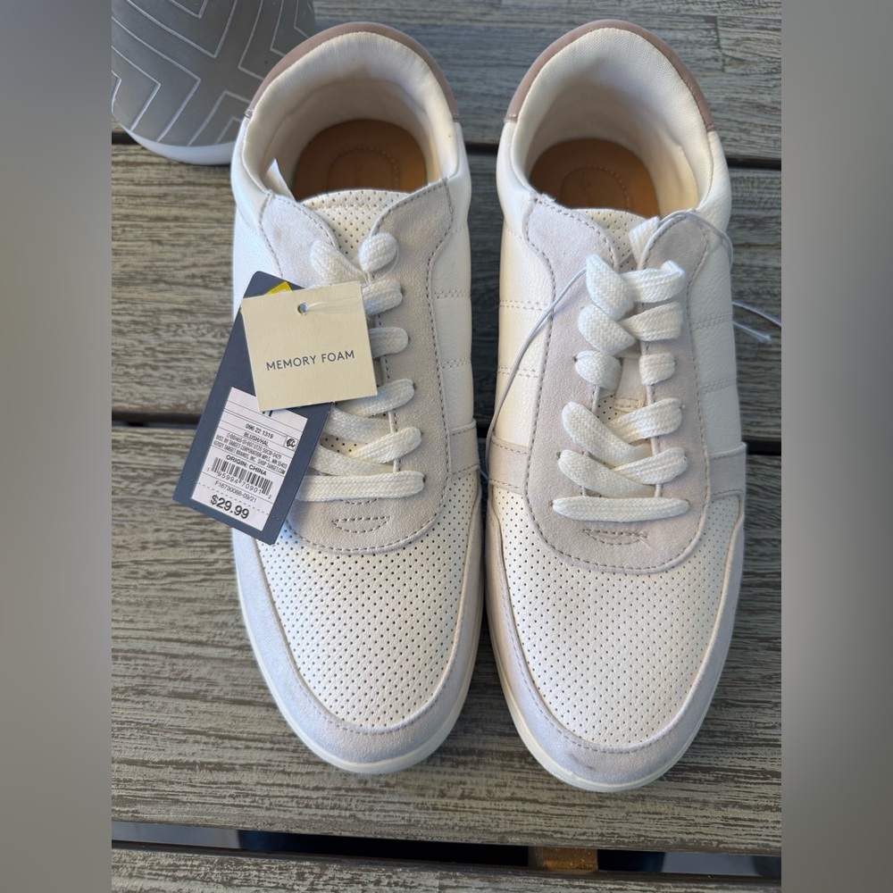 Women's Universal Thread White Suede Casual Memory Foam Sneakers, Sz 11